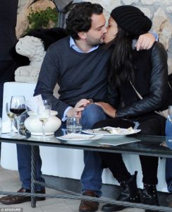 Naomie kissing her boyfriend