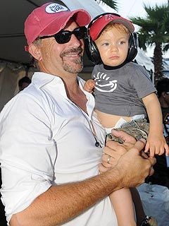 Liam Costner with his father Kevin Costner at an early age. Image Source: Pinterest