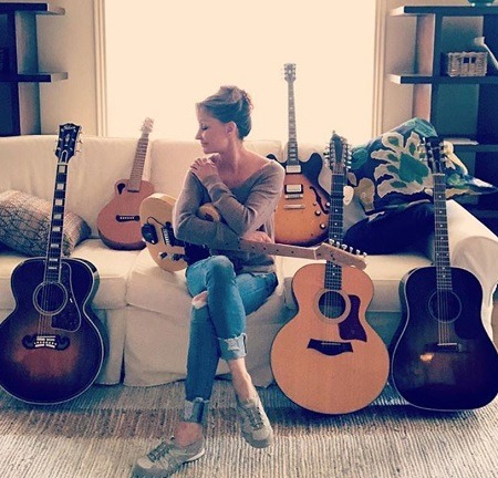 Jenis Oliver guitar collection, Instagram