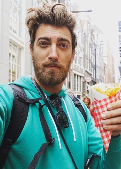 Rhett James McLaughlin in a selfie in April 2017 (Rhett James McLaughlin / Instagram)