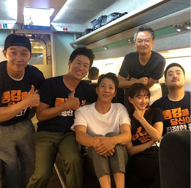 Kim Rae-won with his friends flying on the airplane. Source: Instagram
