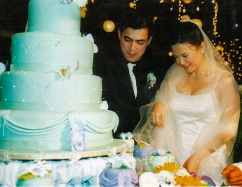 Diana and her husband Isko, cutting their wedding cake. Image Source: Vienna Cakes