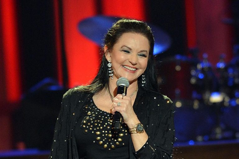 Crystal Gayle Net Worth, Salary, Age, Height, Weight, Bio, Family, Career