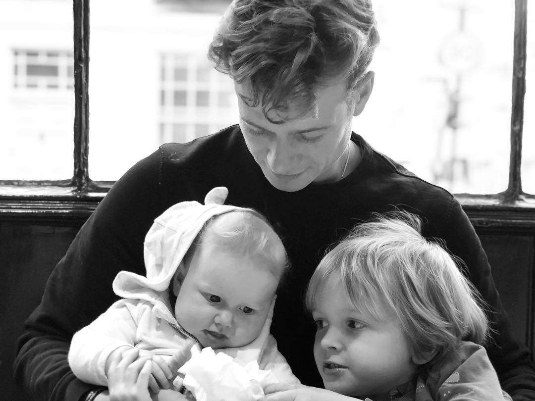 Asia's husband Ed Speleers with their two children. Image Source: Twitter @EdSpeleersNews