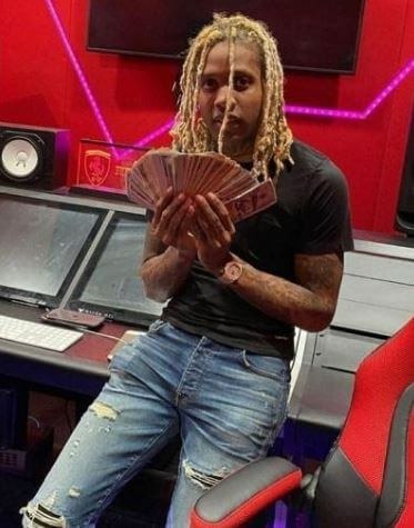Dontay Banks son Lil Durk posing with money in his studio. Source: Instagram