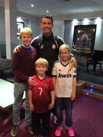 Elijah Solskjaer and his siblings Noah and Karna with Cristiano Ronaldo. Source: dailymirror.co.uk