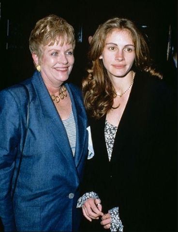 Walter Grady Roberts's ex-wife Betty Lou Bredemus and daughter Julia Roberts. Source: Pinterest