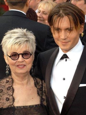 Daniel Depp late mother Betty Sue Palmer with brother Johhny Depp at Academy Awards in 2004. Source: Pinterest