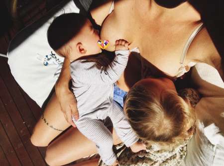  Chloe Pacey is breastfeeding her two daughters from tandem nursing