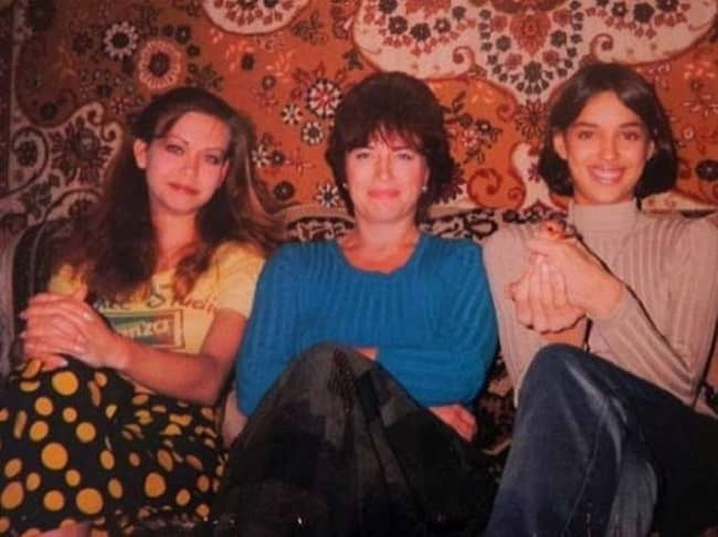 Tatiana Shaykhlislamova’s image with her mother and sister(source: Wikiodin)