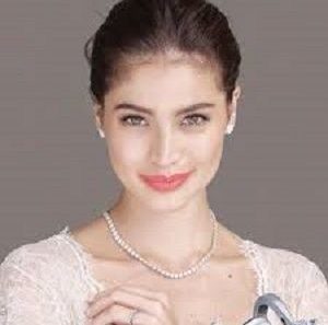 Anne-Curtis